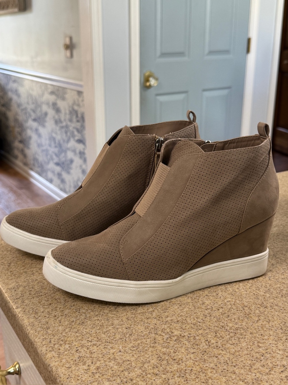 Mia Christie B Tan Suede Wedge Platform Sneaker Bootie Shoes Zip Up 10 New